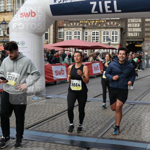 05.10.2025 - 20. swb-Marathon Bremen Yannick Fuchs http://msf.ph/oto/9244527 05.10.2025 11:11:15 Ziel 8865, 9245, 9664, 9822, 9823, 9836, 9837, 9948, 10415, 11257, 11395 meine-sportfotos.de