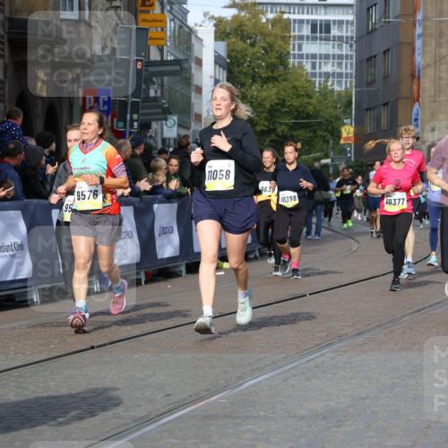 05.10.2025 - 20. swb-Marathon Bremen Strokosch-Dieckow http://msf.ph/oto/9244536 05.10.2025 10:58:04 Ziel 9330, 9576, 9582, 9634, 9872, 10127, 10377, 10395, 10398, 10459, 10620, 10793, 11058, 11601, 11608 meine-sportfotos.de