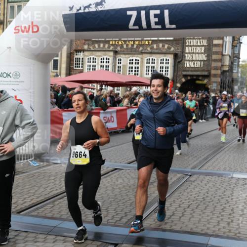 05.10.2025 - 20. swb-Marathon Bremen Yannick Fuchs http://msf.ph/oto/9244541 05.10.2025 11:11:16 Ziel 8865, 9245, 9664, 9822, 9823, 9836, 9837, 9948, 10415, 11257, 11395, 11580 meine-sportfotos.de