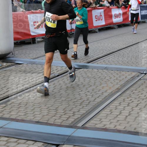 05.10.2025 - 20. swb-Marathon Bremen Yannick Fuchs http://msf.ph/oto/9244542 05.10.2025 11:09:43 Ziel 9002, 9185, 10074, 10417, 10419, 10865, 10943, 11447, 11526, 11614, 11664 meine-sportfotos.de