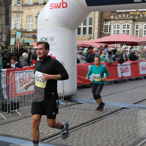 05.10.2025 - 20. swb-Marathon Bremen Yannick Fuchs http://msf.ph/oto/9244557 05.10.2025 11:09:44 Ziel 9185, 10074, 10245, 10417, 10419, 10865, 10943, 11407, 11447, 11526, 11614, 11664 meine-sportfotos.de