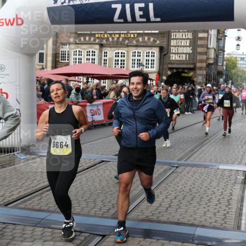 05.10.2025 - 20. swb-Marathon Bremen Yannick Fuchs http://msf.ph/oto/9244560 05.10.2025 11:11:16 Ziel 8865, 9245, 9664, 9822, 9823, 9836, 9837, 9948, 10415, 11257, 11395, 11580 meine-sportfotos.de