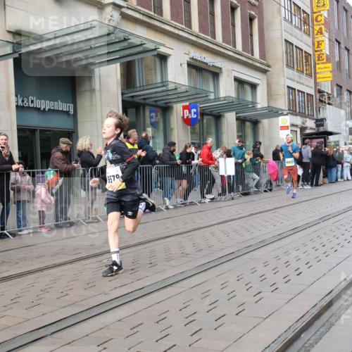 05.10.2025 - 20. swb-Marathon Bremen Strokosch-Dieckow http://msf.ph/oto/9244562 05.10.2025 10:50:02 Ziel 8866, 9267, 9337, 9579, 9645, 9689, 9740, 10022, 10066, 10199, 10356, 10400, 10443, 10537, 10638, 10923, 11022, 11104, 11239, 11241, 11254, 11298, 11344, 11460, 11531, 11660, 11740, 8866, 9267, 9337, 9579, 9645, 9689, 9740, 10022, 10066, 10199, 10356, 10400, 10443, 10537, 10638, 10923, 11022, 11104, 11239, 11241, 11254, 11298, 11344, 11460, 11531, 11660, 11740 meine-sportfotos.de