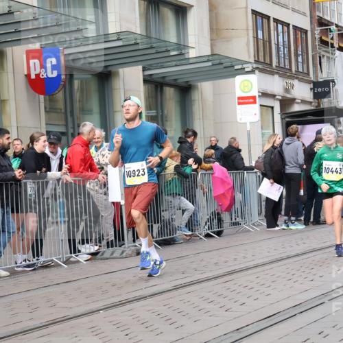 05.10.2025 - 20. swb-Marathon Bremen Strokosch-Dieckow http://msf.ph/oto/9244574 05.10.2025 10:50:03 Ziel 8866, 9267, 9299, 9337, 9579, 9645, 9689, 9740, 9986, 10022, 10066, 10199, 10251, 10356, 10400, 10443, 10537, 10638, 10923, 11022, 11239, 11241, 11254, 11298, 11344, 11460, 11466, 11531, 11660, 11740, 8866, 9267, 9299, 9337, 9579, 9645, 9689, 9740, 9986, 10022, 10066, 10199, 10251, 10356, 10400, 10443, 10537, 10638, 10923, 11022, 11239, 11241, 11254, 11298, 11344, 11460, 11466, 11531, 11660, 11740 meine-sportfotos.de