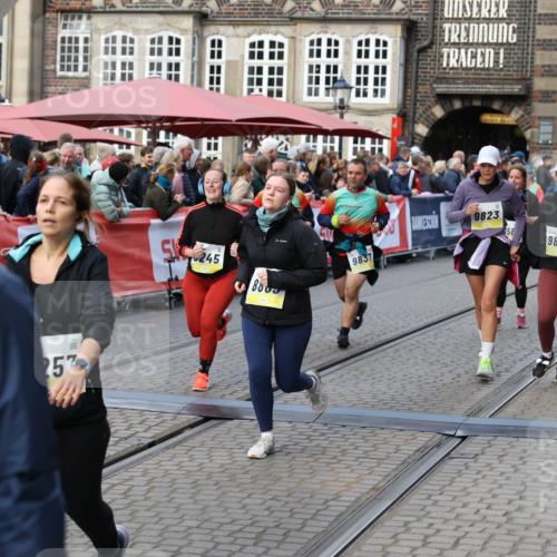 05.10.2025 - 20. swb-Marathon Bremen Yannick Fuchs http://msf.ph/oto/9244581 05.10.2025 11:11:17 Ziel 8865, 9245, 9273, 9664, 9822, 9823, 9836, 9837, 9948, 11257, 11395, 11580 meine-sportfotos.de