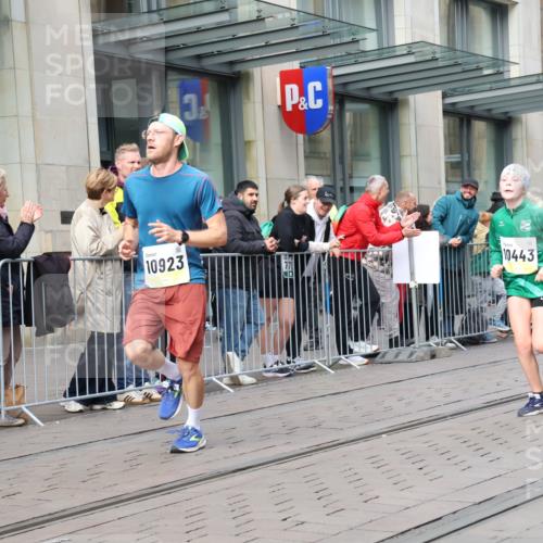 05.10.2025 - 20. swb-Marathon Bremen Strokosch-Dieckow http://msf.ph/oto/9244593 05.10.2025 10:50:04 Ziel 8866, 9267, 9299, 9337, 9579, 9689, 9740, 9986, 10022, 10066, 10199, 10251, 10356, 10400, 10443, 10537, 10638, 10923, 11022, 11239, 11241, 11254, 11298, 11344, 11460, 11466, 11531, 11660, 11740, 8866, 9267, 9299, 9337, 9579, 9689, 9740, 9986, 10022, 10066, 10199, 10251, 10356, 10400, 10443, 10537, 10638, 10923, 11022, 11239, 11241, 11254, 11298, 11344, 11460, 11466, 11531, 11660, 11740 meine-sportfotos.de