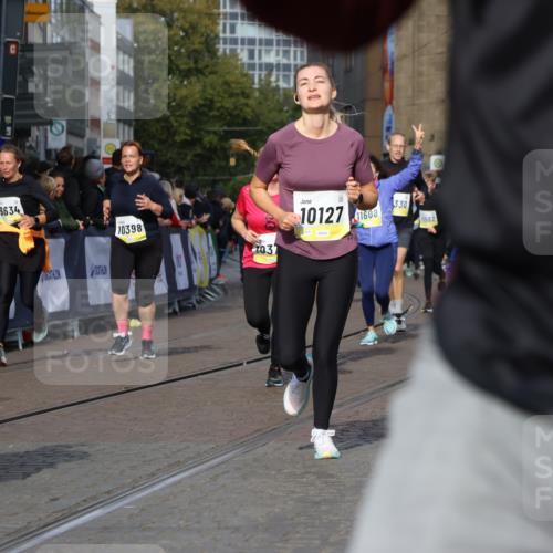 05.10.2025 - 20. swb-Marathon Bremen Strokosch-Dieckow http://msf.ph/oto/9244596 05.10.2025 10:58:05 Ziel 9330, 9576, 9582, 9634, 9872, 10127, 10377, 10395, 10398, 10459, 10620, 10793, 11058, 11601, 11608 meine-sportfotos.de