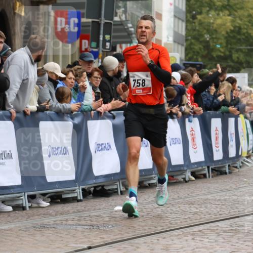 05.10.2025 - 20. swb-Marathon Bremen Strokosch-Dieckow http://msf.ph/oto/9244603 05.10.2025 12:46:03 Ziel 758, 1668 meine-sportfotos.de