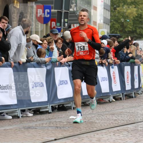 05.10.2025 - 20. swb-Marathon Bremen Strokosch-Dieckow http://msf.ph/oto/9244629 05.10.2025 12:46:03 Ziel 758, 1668 meine-sportfotos.de