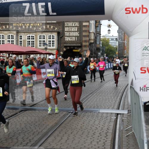 05.10.2025 - 20. swb-Marathon Bremen Yannick Fuchs http://msf.ph/oto/9244645 05.10.2025 11:11:18 Ziel 8865, 9245, 9264, 9273, 9664, 9822, 9823, 9836, 9837, 9948, 10614, 11257, 11580 meine-sportfotos.de