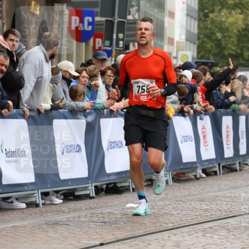 05.10.2025 - 20. swb-Marathon Bremen Strokosch-Dieckow http://msf.ph/oto/9244668 05.10.2025 12:46:03 Ziel 758, 1668 meine-sportfotos.de