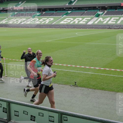 05.10.2025 - 20. swb-Marathon Bremen Michael Burmester http://msf.ph/oto/9244678 05.10.2025 10:36:48 Laufen im Stadion 7123, 7777, 7908, 8585, 9005, 9177, 9208, 9215, 9246, 9271, 9272, 9294, 9305, 9346, 9349, 9363, 9370, 9371, 9443, 9454, 9473, 9568, 9593, 9604, 9608, 9611, 9613, 9635, 9655, 9673, 9686, 9692, 9747, 9802, 9812, 9827, 9839, 9913, 9991, 10004, 10026, 10030, 10071, 10093, 10209, 10217, 10219, 10290, 10291, 10311, 10324, 10357, 10391, 10406, 10489, 10492, 10558, 10560, 10562, 10571, 10588, 10615, 10656, 10679, 10762, 10771, 10809, 10821, 10901, 7177 meine-sportfotos.de