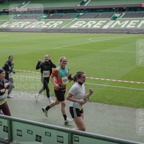 05.10.2025 - 20. swb-Marathon Bremen Michael Burmester http://msf.ph/oto/9244698 05.10.2025 10:36:49 Laufen im Stadion 7123, 7777, 7908, 8585, 9005, 9177, 9208, 9215, 9246, 9271, 9272, 9294, 9305, 9346, 9349, 9363, 9370, 9371, 9443, 9454, 9473, 9531, 9568, 9593, 9604, 9608, 9611, 9613, 9635, 9655, 9673, 9686, 9692, 9747, 9802, 9812, 9827, 9839, 9913, 9991, 10004, 10026, 10030, 10071, 10093, 10209, 10217, 10219, 10290, 10291, 10311, 10324, 10357, 10391, 10406, 10489, 10492, 10518, 10558, 10560, 10562, 10571, 10588, 10615, 10656, 10679, 10762, 10771, 10809, 10821, 10901, 7177 meine-sportfotos.de