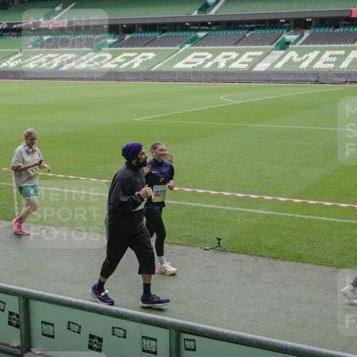 05.10.2025 - 20. swb-Marathon Bremen Michael Burmester http://msf.ph/oto/9244776 05.10.2025 10:36:51 Laufen im Stadion 7123, 7777, 7908, 8585, 9177, 9208, 9215, 9246, 9271, 9272, 9294, 9305, 9346, 9349, 9363, 9370, 9371, 9381, 9443, 9454, 9473, 9531, 9568, 9593, 9603, 9604, 9608, 9611, 9613, 9635, 9655, 9673, 9692, 9747, 9802, 9812, 9827, 9839, 9913, 9991, 10004, 10026, 10030, 10067, 10071, 10093, 10209, 10217, 10219, 10290, 10291, 10324, 10345, 10357, 10391, 10406, 10489, 10492, 10518, 10558, 10560, 10562, 10571, 10588, 10615, 10656, 10679, 10762, 10771, 10809, 10821, 10901, 7177 meine-sportfotos.de