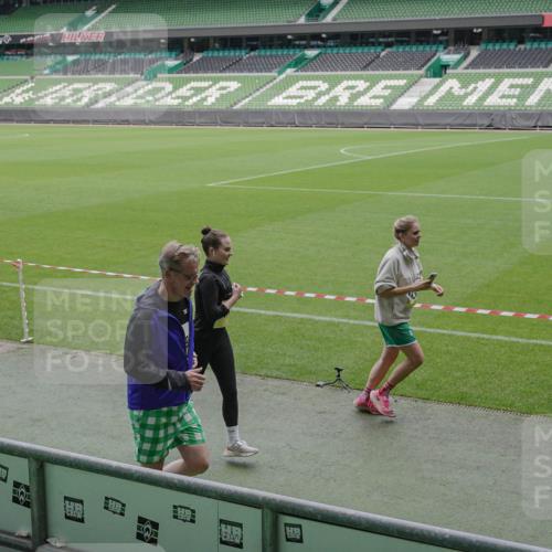 05.10.2025 - 20. swb-Marathon Bremen Michael Burmester http://msf.ph/oto/9244816 05.10.2025 10:36:52 Laufen im Stadion 7123, 7777, 7908, 8585, 9177, 9208, 9215, 9246, 9271, 9272, 9294, 9305, 9346, 9349, 9363, 9371, 9381, 9443, 9473, 9531, 9568, 9593, 9603, 9604, 9608, 9611, 9613, 9635, 9655, 9673, 9692, 9747, 9802, 9812, 9827, 9839, 9913, 9991, 10004, 10026, 10030, 10067, 10071, 10093, 10209, 10217, 10219, 10290, 10291, 10324, 10345, 10357, 10406, 10489, 10492, 10518, 10558, 10560, 10562, 10571, 10588, 10615, 10656, 10679, 10762, 10771, 10809, 10821, 10901 meine-sportfotos.de