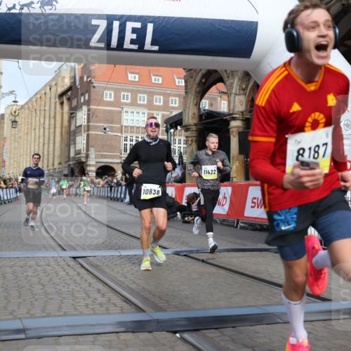 05.10.2025 - 20. swb-Marathon Bremen Yannick Fuchs http://msf.ph/oto/9244915 05.10.2025 10:42:21 Ziel 8187, 9364, 9504, 10838, 11217, 11422 meine-sportfotos.de