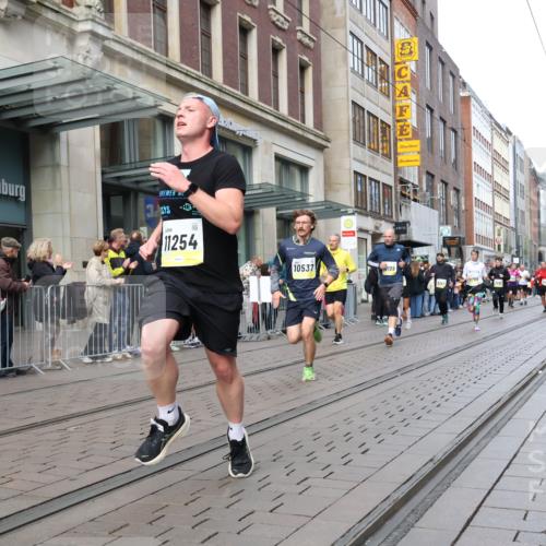 05.10.2025 - 20. swb-Marathon Bremen Strokosch-Dieckow http://msf.ph/oto/9244977 05.10.2025 10:50:17 Ziel 9230, 9251, 9267, 9277, 9299, 9337, 9578, 9658, 9715, 9742, 9832, 9888, 9969, 9986, 10043, 10066, 10199, 10251, 10279, 10479, 10537, 10638, 10689, 11062, 11239, 11241, 11254, 11298, 11344, 11451, 11466, 11531, 11543, 11660, 11661, 11740, 9230, 9251, 9267, 9277, 9299, 9337, 9578, 9658, 9715, 9742, 9832, 9888, 9969, 9986, 10043, 10066, 10199, 10251, 10537, 10638, 11062, 11239, 11241, 11254, 11298, 11344, 11466, 11531, 11660, 11740 meine-sportfotos.de
