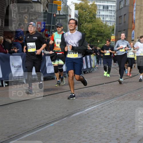05.10.2025 - 20. swb-Marathon Bremen Strokosch-Dieckow http://msf.ph/oto/9244997 05.10.2025 10:58:17 Ziel 7077, 9174, 9462, 9608, 9952, 10084, 10368, 10586, 10786, 11049, 11184, 11495, 11562, 11724 meine-sportfotos.de
