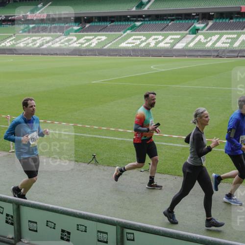 05.10.2025 - 20. swb-Marathon Bremen Michael Burmester http://msf.ph/oto/9245022 05.10.2025 10:36:59 Laufen im Stadion 7123, 7777, 9177, 9208, 9215, 9246, 9271, 9272, 9294, 9305, 9363, 9381, 9473, 9531, 9568, 9593, 9600, 9603, 9604, 9608, 9613, 9635, 9655, 9673, 9692, 9747, 9802, 9812, 9827, 9839, 9841, 9913, 9979, 9991, 10004, 10026, 10030, 10067, 10071, 10093, 10209, 10217, 10290, 10291, 10324, 10345, 10357, 10370, 10406, 10489, 10492, 10518, 10558, 10560, 10562, 10571, 10588, 10615, 10656, 10679, 10762, 10771, 10809, 10821, 10901, 11184, 11223, 11251, 7908, 8585, 9346 meine-sportfotos.de