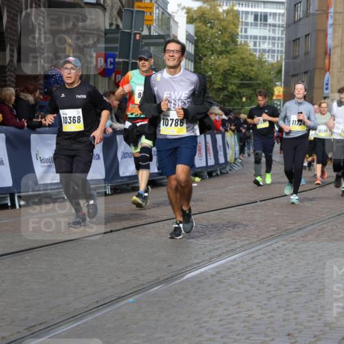 05.10.2025 - 20. swb-Marathon Bremen Strokosch-Dieckow http://msf.ph/oto/9245049 05.10.2025 10:58:17 Ziel 7077, 9174, 9462, 9608, 9952, 10084, 10368, 10586, 10786, 11049, 11184, 11495, 11562, 11724 meine-sportfotos.de
