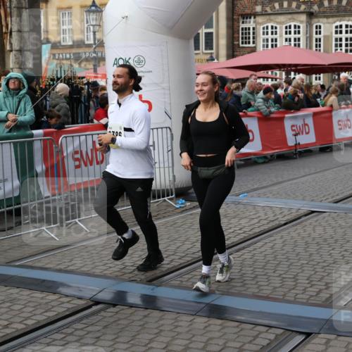 05.10.2025 - 20. swb-Marathon Bremen Yannick Fuchs http://msf.ph/oto/9245064 05.10.2025 11:11:28 Ziel 9011, 9264, 9386, 9479, 10183, 10614, 11158, 11568, 11578 meine-sportfotos.de
