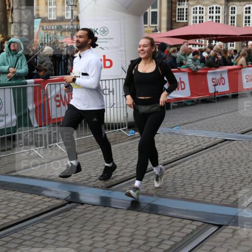 05.10.2025 - 20. swb-Marathon Bremen Yannick Fuchs http://msf.ph/oto/9245072 05.10.2025 11:11:28 Ziel 9011, 9264, 9386, 9479, 10183, 10614, 11158, 11568, 11578 meine-sportfotos.de