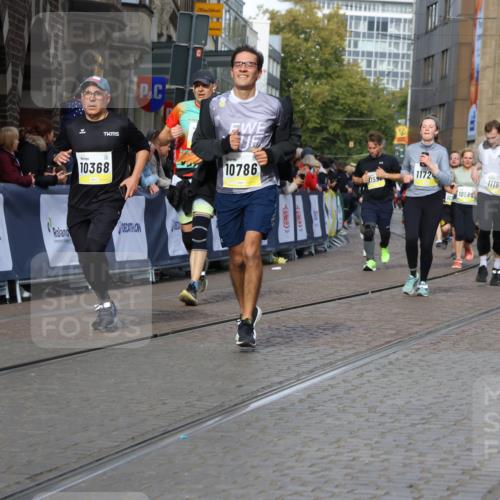05.10.2025 - 20. swb-Marathon Bremen Strokosch-Dieckow http://msf.ph/oto/9245073 05.10.2025 10:58:17 Ziel 7077, 9174, 9462, 9608, 9952, 10084, 10368, 10586, 10786, 11049, 11184, 11495, 11562, 11724 meine-sportfotos.de