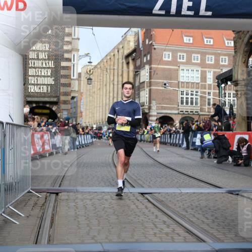 05.10.2025 - 20. swb-Marathon Bremen Yannick Fuchs http://msf.ph/oto/9245082 05.10.2025 10:42:22 Ziel 8187, 9364, 9504, 10838, 11217, 11422 meine-sportfotos.de