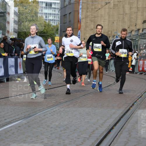 05.10.2025 - 20. swb-Marathon Bremen Strokosch-Dieckow http://msf.ph/oto/9245089 05.10.2025 10:58:18 Ziel 7077, 9174, 9462, 9608, 10084, 10368, 10586, 10786, 11049, 11181, 11184, 11495, 11724 meine-sportfotos.de
