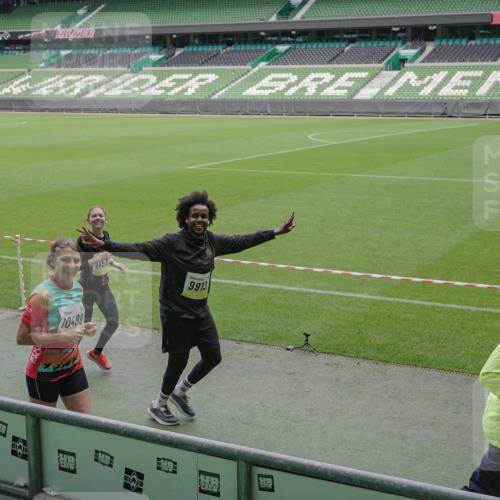 05.10.2025 - 20. swb-Marathon Bremen Michael Burmester http://msf.ph/oto/9245098 05.10.2025 10:37:02 Laufen im Stadion 7123, 7777, 9177, 9208, 9246, 9271, 9272, 9294, 9305, 9363, 9381, 9473, 9531, 9568, 9593, 9600, 9603, 9604, 9608, 9613, 9635, 9655, 9673, 9692, 9802, 9812, 9827, 9839, 9841, 9913, 9979, 9991, 10004, 10026, 10030, 10067, 10071, 10093, 10158, 10209, 10217, 10290, 10291, 10345, 10357, 10370, 10406, 10489, 10492, 10518, 10558, 10560, 10562, 10571, 10588, 10615, 10656, 10679, 10762, 10771, 10809, 10821, 10901, 11184, 11223, 11251, 7908, 8585, 9215, 9346 meine-sportfotos.de