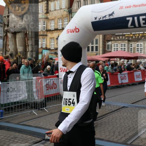 05.10.2025 - 20. swb-Marathon Bremen Yannick Fuchs http://msf.ph/oto/9245112 05.10.2025 11:09:54 Ziel 9001, 9538, 9731, 9732, 9887, 10245, 10316, 10412, 10672, 10881, 10886, 11206, 11407, 11654, 11655 meine-sportfotos.de