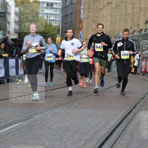 05.10.2025 - 20. swb-Marathon Bremen Strokosch-Dieckow http://msf.ph/oto/9245113 05.10.2025 10:58:18 Ziel 7077, 9174, 9462, 9608, 10084, 10368, 10586, 10786, 11049, 11181, 11184, 11495, 11724 meine-sportfotos.de