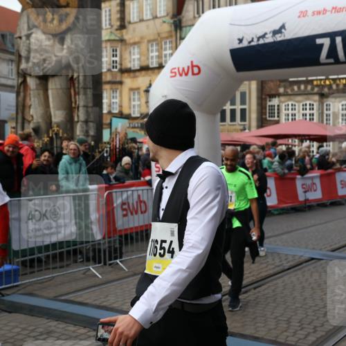 05.10.2025 - 20. swb-Marathon Bremen Yannick Fuchs http://msf.ph/oto/9245124 05.10.2025 11:09:54 Ziel 9001, 9538, 9731, 9732, 9887, 10245, 10316, 10412, 10672, 10881, 10886, 11206, 11407, 11654, 11655 meine-sportfotos.de