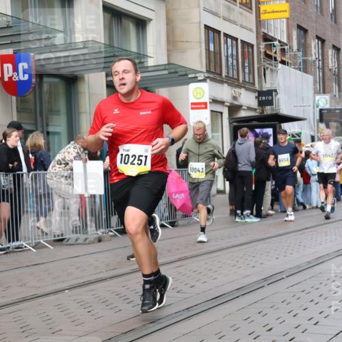 05.10.2025 - 20. swb-Marathon Bremen Strokosch-Dieckow http://msf.ph/oto/9245129 05.10.2025 10:50:22 Ziel 7733, 9230, 9251, 9267, 9277, 9299, 9337, 9399, 9578, 9658, 9715, 9742, 9832, 9888, 9966, 9969, 9975, 9986, 10043, 10199, 10224, 10251, 10279, 10479, 10689, 11062, 11220, 11311, 11451, 11466, 11543, 11660, 11661, 7733, 9230, 9251, 9267, 9277, 9299, 9337, 9399, 9578, 9658, 9715, 9742, 9832, 9888, 9966, 9969, 9975, 9986, 10043, 10199, 10224, 10251, 11062, 11466, 11660 meine-sportfotos.de