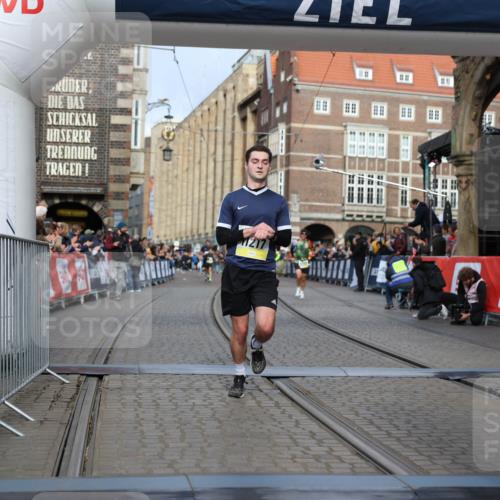 05.10.2025 - 20. swb-Marathon Bremen Yannick Fuchs http://msf.ph/oto/9245137 05.10.2025 10:42:23 Ziel 8187, 9364, 10838, 11217, 11422 meine-sportfotos.de