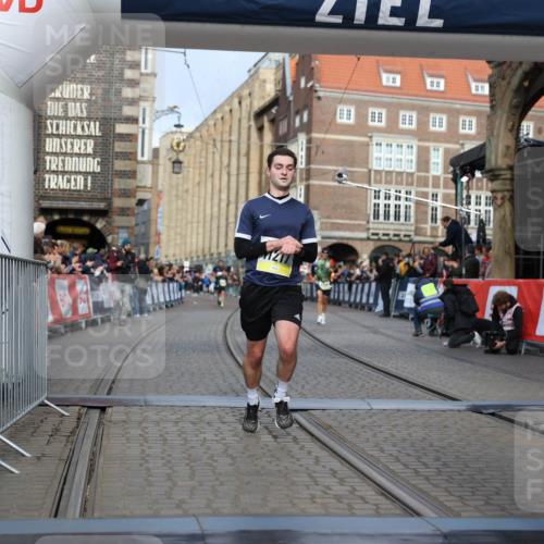 05.10.2025 - 20. swb-Marathon Bremen Yannick Fuchs http://msf.ph/oto/9245147 05.10.2025 10:42:23 Ziel 8187, 9364, 10838, 11217, 11422 meine-sportfotos.de