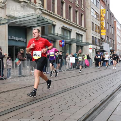 05.10.2025 - 20. swb-Marathon Bremen Strokosch-Dieckow http://msf.ph/oto/9245154 05.10.2025 10:50:23 Ziel 7733, 9230, 9251, 9267, 9277, 9299, 9337, 9399, 9578, 9658, 9715, 9742, 9832, 9888, 9966, 9969, 9975, 9986, 10029, 10043, 10199, 10224, 10227, 10251, 10279, 10479, 10689, 11062, 11220, 11311, 11451, 11466, 11543, 11661, 7733, 9230, 9251, 9267, 9277, 9299, 9337, 9399, 9578, 9658, 9715, 9742, 9832, 9888, 9966, 9969, 9975, 9986, 10029, 10043, 10199, 10224, 10227, 10251, 11062, 11466 meine-sportfotos.de