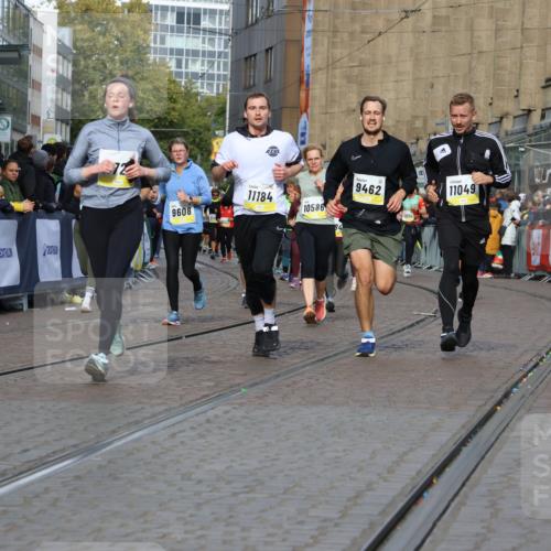 05.10.2025 - 20. swb-Marathon Bremen Strokosch-Dieckow http://msf.ph/oto/9245163 05.10.2025 10:58:19 Ziel 7077, 9174, 9462, 9608, 10084, 10368, 10586, 10786, 11049, 11181, 11184, 11495, 11591, 11724 meine-sportfotos.de