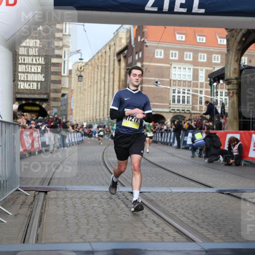 05.10.2025 - 20. swb-Marathon Bremen Yannick Fuchs http://msf.ph/oto/9245168 05.10.2025 10:42:23 Ziel 8187, 9364, 10838, 11217, 11422 meine-sportfotos.de