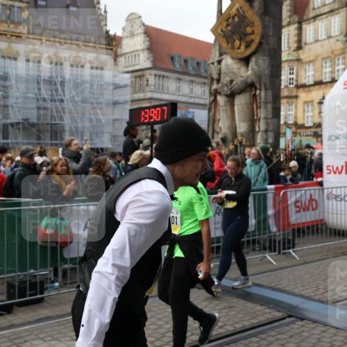 05.10.2025 - 20. swb-Marathon Bremen Yannick Fuchs http://msf.ph/oto/9245175 05.10.2025 11:09:57 Ziel 9001, 9410, 9538, 9685, 10412, 10448, 10827, 10886, 11206, 11219, 11486, 11654, 11655 meine-sportfotos.de