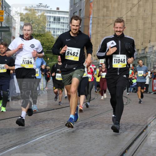05.10.2025 - 20. swb-Marathon Bremen Strokosch-Dieckow http://msf.ph/oto/9245190 05.10.2025 10:58:20 Ziel 7077, 9174, 9433, 9462, 9608, 10084, 10368, 10586, 10786, 11049, 11181, 11184, 11291, 11495, 11591, 11700, 11724 meine-sportfotos.de