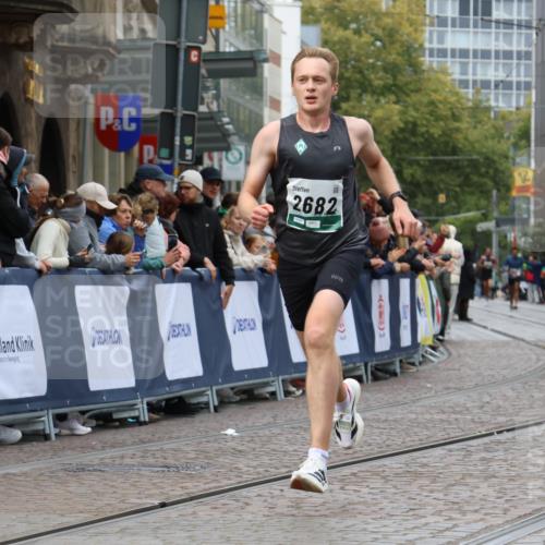 05.10.2025 - 20. swb-Marathon Bremen Strokosch-Dieckow http://msf.ph/oto/9245196 05.10.2025 12:46:30 Ziel 2682, 4251 meine-sportfotos.de