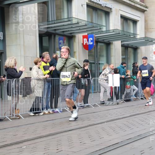 05.10.2025 - 20. swb-Marathon Bremen Strokosch-Dieckow http://msf.ph/oto/9245198 05.10.2025 10:50:25 Ziel 7733, 9230, 9251, 9267, 9277, 9299, 9399, 9578, 9658, 9715, 9742, 9832, 9888, 9966, 9969, 9975, 9986, 10029, 10043, 10224, 10227, 10251, 10279, 10479, 10534, 10689, 10698, 11062, 11220, 11311, 11451, 11466, 11543, 11661, 7733, 9230, 9251, 9267, 9277, 9299, 9399, 9578, 9658, 9715, 9742, 9832, 9888, 9966, 9969, 9975, 9986, 10029, 10043, 10224, 10227, 10251, 11062, 11466 meine-sportfotos.de