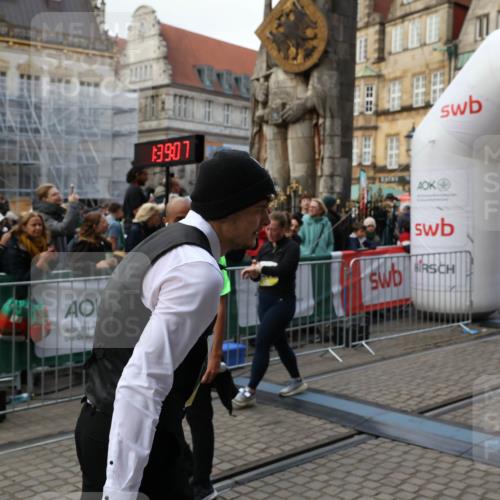 05.10.2025 - 20. swb-Marathon Bremen Yannick Fuchs http://msf.ph/oto/9245201 05.10.2025 11:09:57 Ziel 9001, 9410, 9538, 9685, 10412, 10448, 10827, 10886, 11206, 11219, 11486, 11654, 11655 meine-sportfotos.de