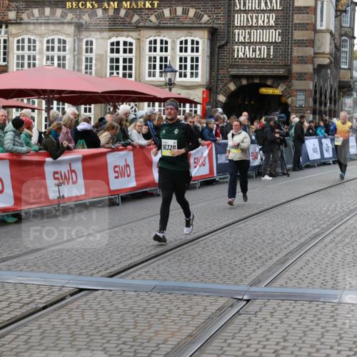 05.10.2025 - 20. swb-Marathon Bremen Yannick Fuchs http://msf.ph/oto/9245213 05.10.2025 11:11:37 Ziel 10320, 11030, 11083 meine-sportfotos.de