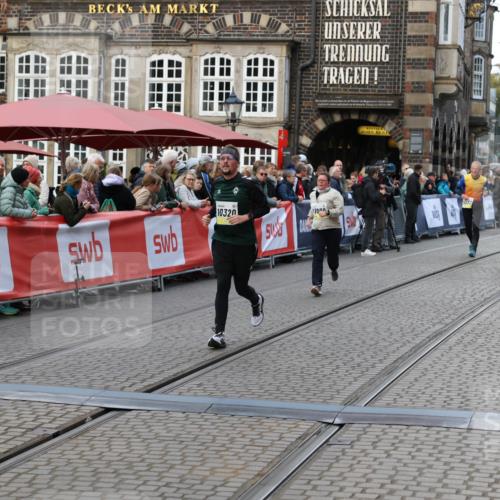 05.10.2025 - 20. swb-Marathon Bremen Yannick Fuchs http://msf.ph/oto/9245224 05.10.2025 11:11:37 Ziel 10320, 11030, 11083 meine-sportfotos.de