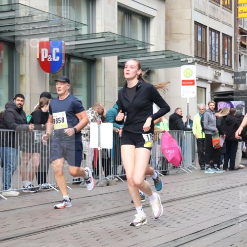 05.10.2025 - 20. swb-Marathon Bremen Strokosch-Dieckow http://msf.ph/oto/9245237 05.10.2025 10:50:26 Ziel 7733, 9230, 9251, 9267, 9277, 9299, 9399, 9578, 9658, 9715, 9742, 9832, 9888, 9966, 9969, 9975, 9986, 10029, 10043, 10224, 10227, 10251, 10279, 10479, 10534, 10689, 10698, 11061, 11062, 11220, 11311, 11451, 11466, 11543, 11661, 7733, 9230, 9251, 9267, 9277, 9299, 9399, 9578, 9658, 9715, 9742, 9832, 9888, 9966, 9969, 9975, 9986, 10029, 10043, 10224, 10227, 10251, 11062, 11466 meine-sportfotos.de