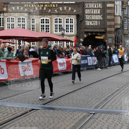 05.10.2025 - 20. swb-Marathon Bremen Yannick Fuchs http://msf.ph/oto/9245252 05.10.2025 11:11:37 Ziel 10320, 11030, 11083 meine-sportfotos.de