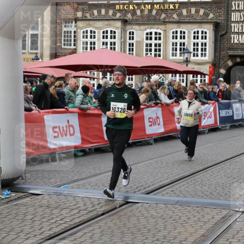 05.10.2025 - 20. swb-Marathon Bremen Yannick Fuchs http://msf.ph/oto/9245257 05.10.2025 11:11:38 Ziel 10320, 11030, 11083 meine-sportfotos.de