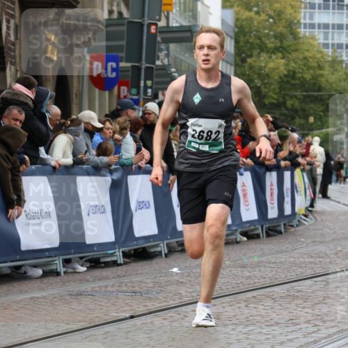 05.10.2025 - 20. swb-Marathon Bremen Strokosch-Dieckow http://msf.ph/oto/9245264 05.10.2025 12:46:30 Ziel 2682, 4251 meine-sportfotos.de